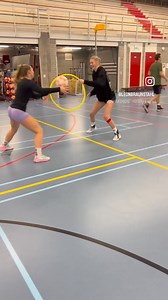 A fun ball-hoop activity that could be used as a warm-up or as a coordination/collaboration challenge in pairs. What are they learning besides coordination and collaboration? Focus, footwork, rhythm, object manipulation...? And of course they're laughing - the best medicine for health that there is! 😁 🌟 Extension: can they make up their own hoop-ball games in pairs or larger groups? 🎥 LEONBRAUNSTAHL (Instagram) #coordination #teamwork #objectmanipulation #FMS #footwork #laughteristhebestmedic