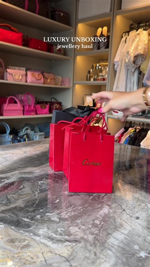 comment ‘🔗’ if you want the link🔗 luxury unboxing haul 📦 #finds #luxuryhaul #luxurybags #shopping #shoppinghaul #explore #explorepage #foryou #voorjou #fy #fyp #foryoupage #luxuryunboxings