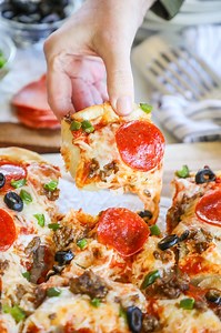 Pull Apart Pizza using frozen rolls?! Yes, please. In just 10 minutes, you’ll have a family-friendly dinner headed to the oven. As part of our School Night Suppers series, this recipe delivers cheesy, stretchy, pull-apart goodness baked in one pan… and yes, the kids will be licking their plates clean. 📩 Comment 𝐏𝐢𝐳𝐳𝐚 and I will DM you the recipe before carpool pickup *𝑴𝒂𝒌𝒆 𝒔𝒖𝒓𝒆 𝒕𝒐 𝒇𝒐𝒍𝒍𝒐𝒘 𝒎𝒚 𝒂𝒄𝒄𝒐𝒖𝒏𝒕 𝒔𝒐 𝒕𝒉𝒂𝒕 𝒎𝒚 𝑫𝑴 𝒅𝒐𝒆𝒔𝒏’𝒕 𝒆𝒏𝒅 𝒖𝒑 𝒊𝒏 𝒚𝒐𝒖𝒓 𝒋�