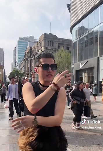 #tiktok上热门 Turn up the music and dance with my wigs. #wigs #menshair #hairstyle #bald #mensfashion #foryou #fypシ #fyp # #dance #lovemyjob #selfcare