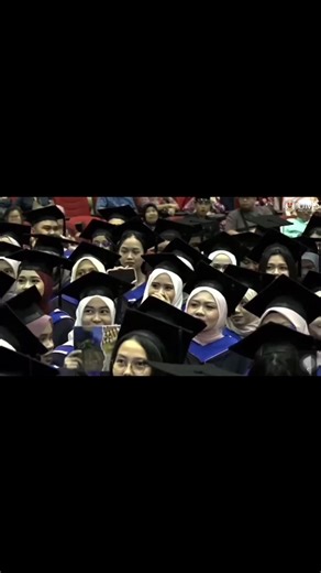 Actually dua kali abg camera tuu record😌first attempt tuu malunyaa ak mana tiba” phone mati lagi sebab led scroller tuu lambat btul bru lama baa d screen besar😭😭cepat” ak mau bertapuk😭😭maseh abg camera sbb bgi peluang kedua🥹nak bagi tengok mama abah kita daa konvo🥹sbb kita rabun nda nmpak dorang di mana at least dorang nmpak kita😭😭 #ums #graduation2025 #fyp