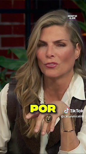 Montserrat Oliver se enteró de que tenía más familia con una constelación. #MontseYJoe, los martes a las 9:30 p. m. por #Unicable