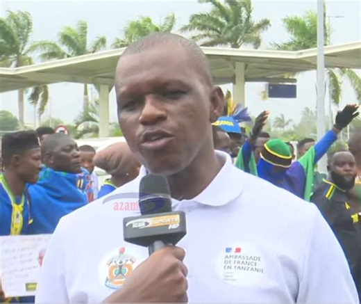 MAPOKEZI YA TAIFA STARS: “Timu itawasili majira ya saa sita mchana” Afisa Michezo kutoka Baraza la Michezo Tanzania (BMT), Charles Maguzu akitoa ratiba ya kuwasili kwa kikosi cha Timu ya Taifa ya Tanzania (Taifa Stars) ambayo inatokea Morocco kwa ndege maalumu iliyotolewa na serikali. Timu ya #AzamTV ikiongozwa na mtangazaji @ngodaalwatan imekita kambi katika Uwanja wa Ndege wa Kimataifa wa Julius Nyerere Dar es Salaam kwa ajili ya kukujuza kila kitu. (Imeandikwa na @allymufti_tz) #Viwanjani | A