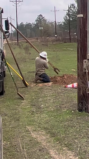 #linelife #keepdigging #lineman #texaslineman #stormchaser #linetrash⚡️
