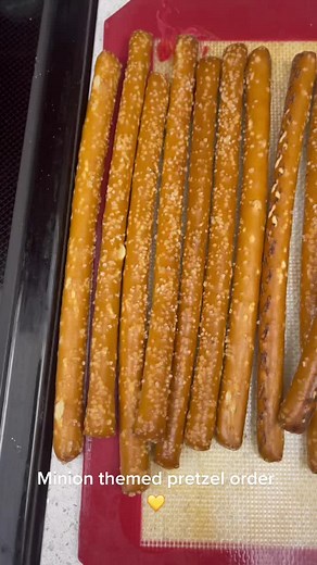 Minion Themed Birthday Party Treats: Chocolate Covered Pretzels