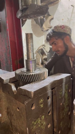 ZF gearbox gears being removed using a hydraulic press in a safe and professional way.#gear
