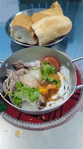Bò Xào Củ Hành Ăn Với Bánh Mì Thơm Nức Mũi
