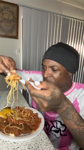 milly rockin on ANY block after dis! #mukbang #eating #spagetti #friedfish #dinner