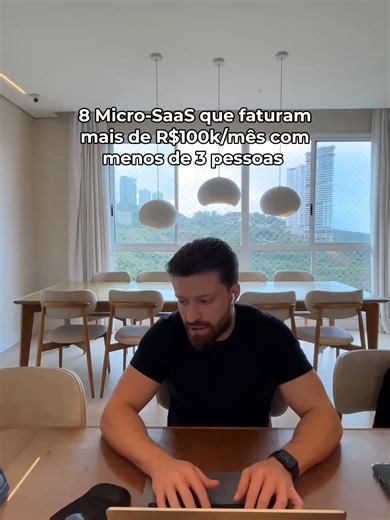 Você não precisa de 50 funcionários, investidor ou escritório. Esses 8 Micro-SaaS faturam mais de R$100k/mês com menos de 3 pessoas — e você nunca ouviu falar da maioria. (Já salva esse post pra não se esquecer, vai me agradecer depois) 8 Micro-SaaS reais com receita pública: 1️⃣ Photo AI — US$138k/mês, 1 pessoa Gera fotos profissionais com IA. Pieter Levels construiu sozinho, 87% de margem, zero funcionários. Lucra mais que agência de 30 pessoas. 2️⃣ Carrd — US$150k/mês, 1-2 pessoas Construtor 