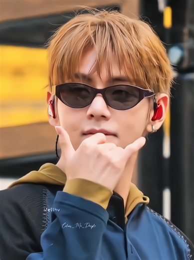 Taehyung is straight-up locked in and completely in his element. He might look like he's just casually rocking that massive drip, but he’s actually totally dialed in and deeply connecting with everyone around him. It’s giving absolute boyfriend material energy, he’s serving serious soft-hearted rizz under that cool exterior. He absolutely ate this moment just by being his authentic, attentive self credit to owner for the video #taehyung #thv #bts_worldtour_arirang_busan