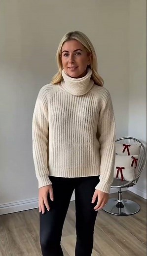 Try This Cozy Holiday Outfit For Busy Moms?