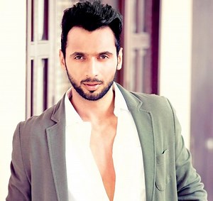 Punit Pathak Height, Age, Girlfriend, Wife, Family, Biography & More » StarsUnfolded