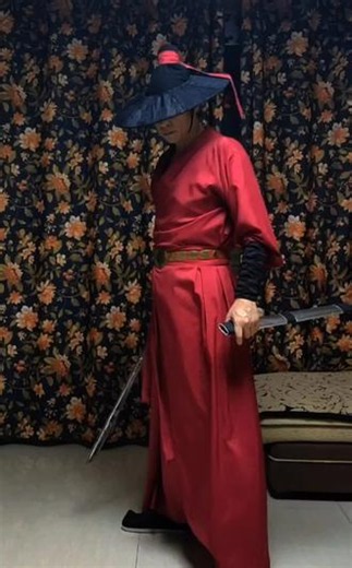 自制汉服甲胄。夏天穿铠甲太热，做套古风侠客穿穿也不错，交领汉服搭配斗笠、护腕、腰带，一套简单的古风侠客造型就出来了，喜欢可以来体验#阿克苏汉服#汉服穿搭#古风侠客#同城互动