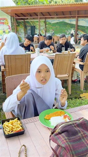 Lagi makan di cafe dah kek makan disawah aja 🙄 #comedy #funny