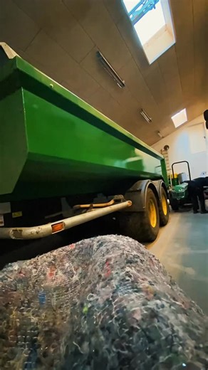 Der var ikke tid til vinterferie for alle, men en hektisk uge er overstået og en masse spændende opgaver er monteret hos vores skønne kunder. Valgkampen er skudt i gang og der er godt gang i produktionen af div. bilreklamer I dag kunne vi løfte sløret for vores nye domicil på industrivej 70 som vi flytter ind i fra den 1/10. Vi glæder os 🔥🔥🔥 #skilte #synlighed #grafiskdesign #reelsinstagram #work #sign #lightsign #Ribe #visual #signshop #design #wrap #brass | Skiltefabrikken.nu