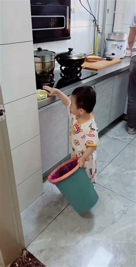 Baby proactively helped Dad with housework.