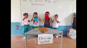 En nuestro preescolar, hemos sembrado la semilla de la democracia en nuestros pequeños ciudadanos. A través de actividades lúdicas y participativas, los niños de 4 y 5 años han explorado el significado de la democracia, sus responsabilidades en la sociedad y la importancia de elegir a sus representantes. Durante la semana, los niños aprendieron sobre la democracia y cómo los ciudadanos tienen responsabilidades en la sociedad. Luego, tuvieron la oportunidad de postularse como representantes de gr