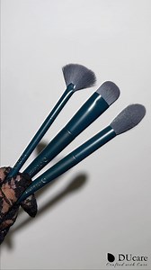 👀👀👀 Do you like it? 🥰Product used: Dark Turquoise---Makeup Brushes Set with Free Sponge & Cleaner Mat 👉DUcare makeup brush set containing 17 professional makeup brushes, and 2 FREE BONUS ITEMS: a makeup brush cleaner, DUcare foundation sponge. This makeup brushes set is vegan-friendly, cruelty-free, and made with recycled materials. . . . . . #ducarebrushes #makeupbrushes #makeuplover #makeuptime #Beauty #foryou #foryoupage | DUcarebeauty