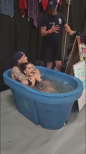 Das oder lieber warm duschen?! ❄️🤔 #eisbaden #kalt