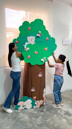 Tutorial Árbol de cartón reciclado para obra de teatro. Espero te guste este tutorial. #craft #arbolreciclado #elaboraciondearbolparaobradeteatro #manualidades #teenseñoaelaborarunarboldecarton | Magenta Scrap