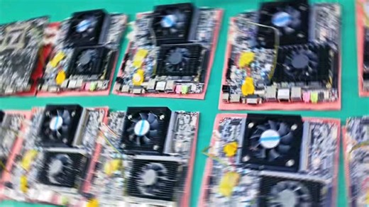 国产飞腾 D2000 八核主控，自主安全信创平台；小尺寸 Thin Mini-ITX 版型，嵌入式安装便捷；三屏显示接口，同步异步输出适配各类工控屏；大容量