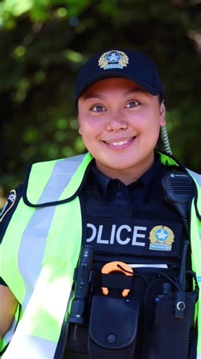 I MET TWO GORGEOUS WOMEN POLICE👮 👮OFFICERS😍🥰. ARREST ME PLEASE🙂🇨🇦 #police #viralshort