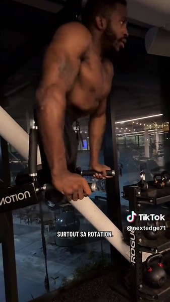 Apprendre un double salto arrière sans utiliser ses jambes ? Défi accepté ! 💪 Zéro excuse, que du travail, de la technique et du mental pour repousser ses limites. Et vous, pensez-vous qu'il va y arriver ? Dites-le-moi en commentaire ! 👇🔥 #motivation #fitness #workout #challenge #mindset