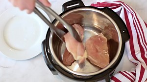 32K views · 113 reactions | One of our favorite Instant Pot recipes: Instant Pot Honey Sesame Chicken! This can also be made into a freezer meal - instructions are included in the recipe. Recipe: https://www.sixsistersstuff.com/recipe/instant-pot-honey-sesame-chicken/ | Six Sisters' Stuff | Facebook