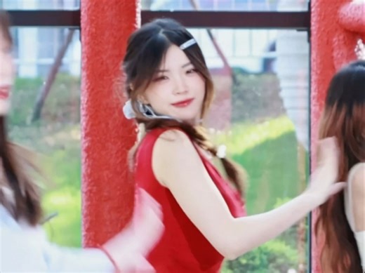 这个红色衬得人特别明媚呀