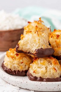 Comment RECIPE and I’ll send it straight to your DMs! 📩👇 Chewy, sticky coconut macaroons made with just a few ingredients and finished plain or dipped in chocolate 🥥🍫 Or get the recipe instantly here 👉: https://www.bostongirlbakes.com/coconut-macaroons/ | Boston Girl Bakes