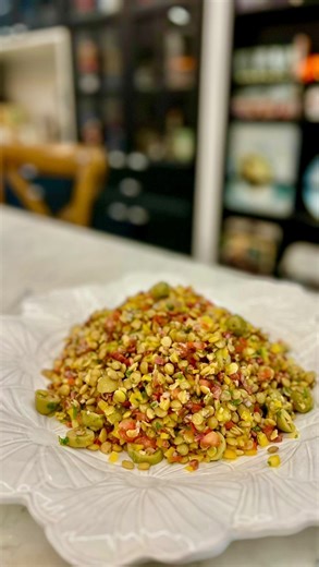 Chef Cristina Haaland on Instagram: "Salada de lentilhas, boas festas para todos! Ingredientes: 🔸 1/2 pacote de lentilhas (250g) 🔸 1 linguiça calabresa 🔸 2 folhas de louro, sal 🔸 2 dentes de alho 🔸 3 tomates 🔸 1 pimentão amarelo 🔸 1/2 cebola roxa 🔸 100g azeitonas verdes em rodelas 🔸 1 colh sopa tempero chimichurri 🔸 salsinha 🔸 suco de 1 limão 🔸 1 colh cafe molho de pimenta Tabasco 🔸 4 colh sopa azeite . 🔹 Deixar a lentilha de molho de 6 a 12 horas. Escorrer e cozinhar em água com s