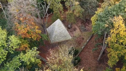 Was macht eine Pyramide im deutschen Wald?