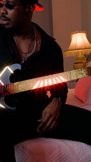 Tryna bring that old-school groove back. ⚡️ GET BACK, JoJo! 🎸: Surikata Luthiery #GetBack #TheBeatles #ClassicRock | Mangazi