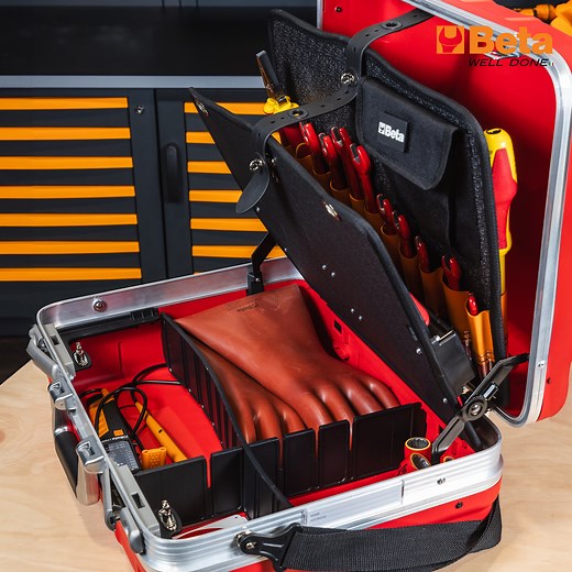 Questa Valigia con assortimento di 43 utensili isolati è indispensabile per l’intervento immediato e sicuro su veicoli ibridi ed elettrici. Include guanti isolanti, cartelli di segnalazione del pericolo e un tester combinato per la misurazione di tensione e continuità. Scoprila in promozione Beta Action Automotive: https://www.beta-tools.com/it/download/ #BetaUtensili #BetaTools #BetaWellDone #BEAPRO This case with an assortment of 43 insulated tools is indispensable for immediate and safe inter
