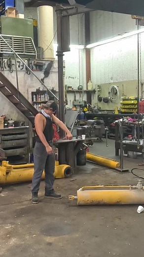 Belly dump cylinder rebuild 🧑🏼‍🔧 pt.1 | Shane LaBedelle