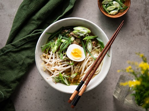 Einfache Ramen (japanische Nudelsuppe mit Hähnchen) | Rezept | Kitchen Stories