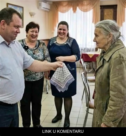 Na rođendanu unuka sin mi je pružio prljavu maramu i rekao: „Uzmi maramu, pokrij se, ne brukaj nas pred ljudima“ 😨😲 Gosti su počeli da se smeju i da me ismevaju, ali kad su izneli tortu, saopštila sam nešto od čega su svi bili u šoku. Rođendan unuka smo slavili u restoranu. Lepa sala, meko svetlo, živa muzika, dugačak sto, prekriven jelima. Konobari su se osmehivali, gosti su se smejali, zveckale su čaše. Sve je bilo kako treba, svečano, otmeno — kako i treba na dečjoj proslavi na koju su pozv