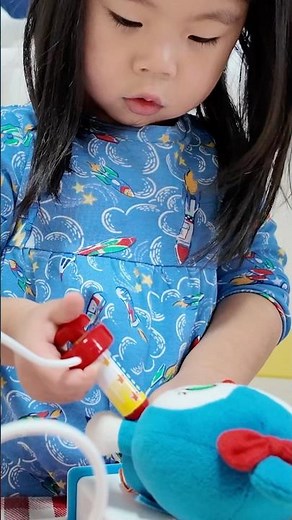 Anpanman toy doctor play! 2-year-old Shi-chan gives Kokin-chan a series of injections!