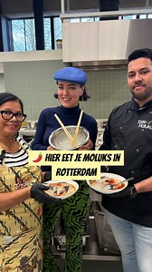 🏝️ Tijdens Mooncake’s Lunch Pop-Up #6 serveert Yannic van @tasteofmaluku Molukse klassiekers zoals sappige ikan goreng met colo2, friszure asam pedis en malse saté ayam. Dit doet hij niet ver van de Lloydkade, de plek waar in 1951 duizenden Molukse KNIL-militairen en hun families aankwamen. Hun start in Nederland was zwaar en eten werd een manier om heimwee te stillen, troost te bieden en vast te houden aan een cultuur en identiteit in een wereld die totaal veranderd was. Typisch Moluks zijn o.