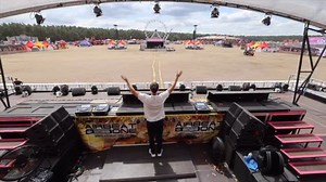 Danke an euch alle! Drei Sets an drei Tagen und alle waren mega! Obwohl es stark geregnet hat sind alle geblieben. Wenn jemand von euch mal DJ werden will und einen vollen Floor braucht, ich komm rum und ich tanze auch weiter, bei Wind und Wetter! Wir schnippeln jetzt die verschiedensten Videos zusammen. After Movie, Vlog und auch eine kleine Doku, also ich werde es versuchen. Mal schauen. Bis ganz bald! 👻❤️ | Neelix