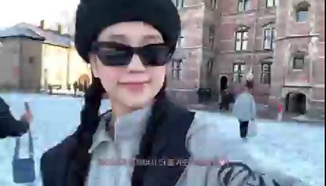 did Jisoo ever say that exactly? just watch her with her parents once… they always seemed so warm and loving to her though, the way she acts with her parents as their youngest daughter says enough tbh😭