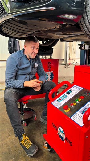 🚗 Mercedes S-Class — client venit tocmai din Oradea! Astăzi avem în service un Mercedes S-Class, al unui client care a venit special până la noi, pentru că nu se găsea cauza bătăii la direcție. Am pus mașina pe simulatorul nostru de drum, iar după o constatare amănunțită, am descoperit exact problema 👉 joc în caseta de direcție. 🎯 Simulatorul de drum ne ajută să identificăm rapid și precis chiar și cele mai fine jocuri sau vibrații pe care alte metode nu le pot detecta. La Tedde Auto, nu ghic