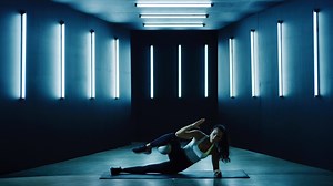 Présentation du programme 9 Week Control Freak de la Super Trainer Autumn Calabrese. Ce programme de neuf semaines combine trois puissants protocoles d’entraînement : la densité, les complexes de force et le Tabata, dans une seule et même séance d’entraînement. Une solution globale pour vous aider à développer vos muscles, brûler des calories, accroître votre endurance et sculpter votre silhouette de la tête aux pieds, le tout en un temps record. Avec ce programme d’Autumn, vouloir « tout contrô