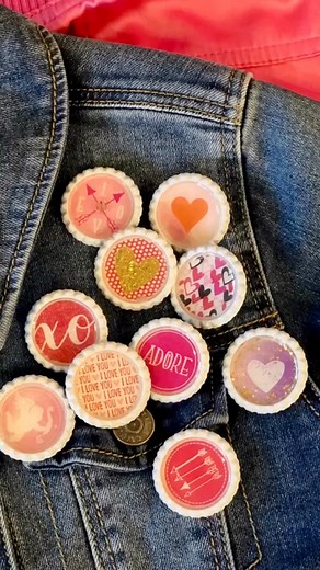 Bottle Cap Pins for Valentine’s Day! Use Mod Podge Dimensional Magic to get that clear glass-like finish. #valentines #valentinesfashion #bottlecaps #valentinesgift #valentinescrafts #modpodge | Handmade Happy Hour with Cathie Filian