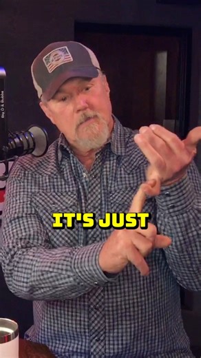 Trace Adkins had his finger permanently fixed into the “sus” position so he could still play guitar… | Big D & Bubba