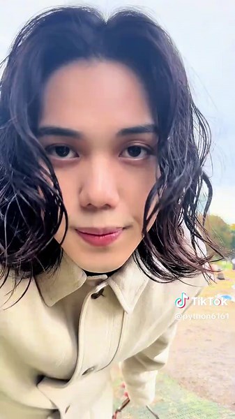 今季のUNIQLO Uで一目惚れした商品👍 このニット地肌で着てもチクチクしないし、デザインもちょっと癖あってお気に入り。 あと実はこのZARAのアウター2000円です。また後日動画で紹介しようと思ってるのでお楽しみに👀 そのうち流行るであろうadidasのレザースニーカーを添えたコーデ👟 ⁡#UNIQLOU⁡ #UNIQLOコーデ #ロン毛男子 #覗き込み界隈 #ZARA