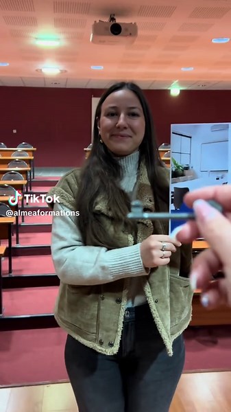 💼 Entreprises, besoin d’une salle pour vos réunions ou événements ? Chez Alméa, c’est simple comme un claquement de doigts ! 🫰 Que vous ayez besoin d’un amphithéâtre, d’une salle de réunion, d’un laboratoire ou d’un atelier, nous avons l’espace idéal pour vous ✅ Et louer une salle chez nous, ce n’est pas seulement disposer d’un lieu… c’est bénéficier d’une expérience complète : ☕ Accueil café 🍽️ Repas dans notre restaurant pédagogique ou en self-service 🖨️ Services d’impression et de photoco