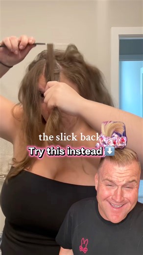 😁 Beginner friendly slick back Tips: 1️⃣ Start with Damp Hair: Mist the hair with water before product. Gel or mousse goes on smoother and avoids flaking this way. 2️⃣ Detangle FIRST: Use a detangling brush to get the hair knot-free before gathering it up. This keeps bumps from forming. 3️⃣ Switch to a Curved Boar Bristle Brush: The curved shape hugs the head so you can really press everything flat and sleek. 4️⃣ Choose the Right Elastic: Strongly consider trying out hook elastics for the perfe