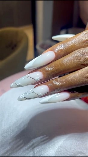 Qui est au dimanche tout à 5 000 F CFA par module à l’exception des coupes ? Poste ta prestation en commentaire 💃💃💃 on note 🤗 Ivyly La Fabuleuse vous accueille à : 📍Bonamoussadi (Galleries B’ssadi, en face de l’hôpital) ☎️ 237 695 17 39 94 📍KM5 (Carrefour Jardin d’enfants, face Immeuble Lumière) ☎️ 237 694 32 70 95 #IvylyLaFabuleuse #TheRealPlaceToBe #Fevrier2026 | Ivyly La Fabuleuse