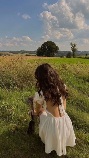 Manchmal fühlt sich diese Wut an wie ein Echo aus einer Vergangenheit, die ich viel zu lange mit mir herumgetragen habe. Eine Zeit, in der ich gelernt habe, mich klein zu machen, um anderen mehr Raum zu geben, als sie jemals verdient hätten. Heute verstehe ich, dass diese Wut kein Fehler ist. Sie ist eine Erinnerung daran, dass mein Körper all die Situationen gespeichert hat, in denen ich zu viel ausgehalten habe. Sie zeigt mir, wie sehr ich mich selbst lange übergangen habe. Und genau deshalb i